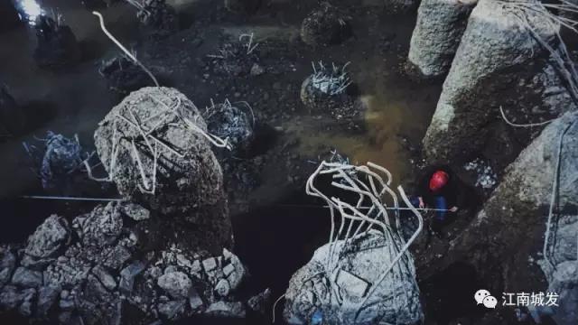 為了第二天清早不影響泥工砌筑磚胎模，夜間進行電梯井放線作業(yè)