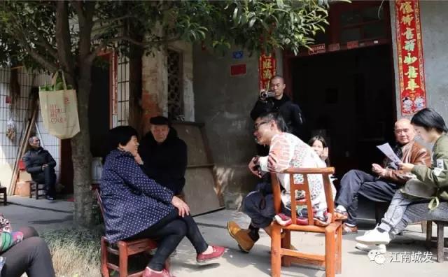 △ 趙明——“這次創(chuàng)作強調(diào)在地性、紀念性與參與性。我們針對問卷，以外來人的身份，來介入、想象生活在此地的居民，他們發(fā)生的故事和曾經(jīng)的生活狀態(tài)?！? data-=