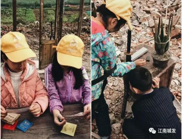 △ 學(xué)生仔細端詳已經(jīng)不再使用的各種紙質(zhì)老證件 △ 觀展學(xué)生對播放的聲音場特別好奇，蹲下認真?zhèn)榷鷥A聽